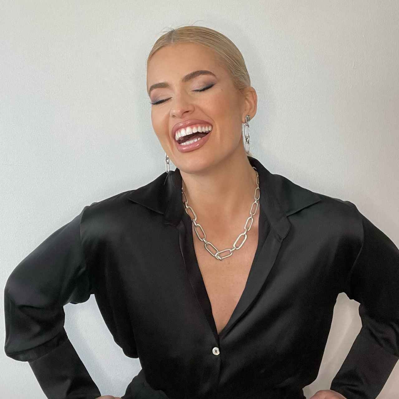 La presentadora posa con sus nuevas joyas en Instagram.