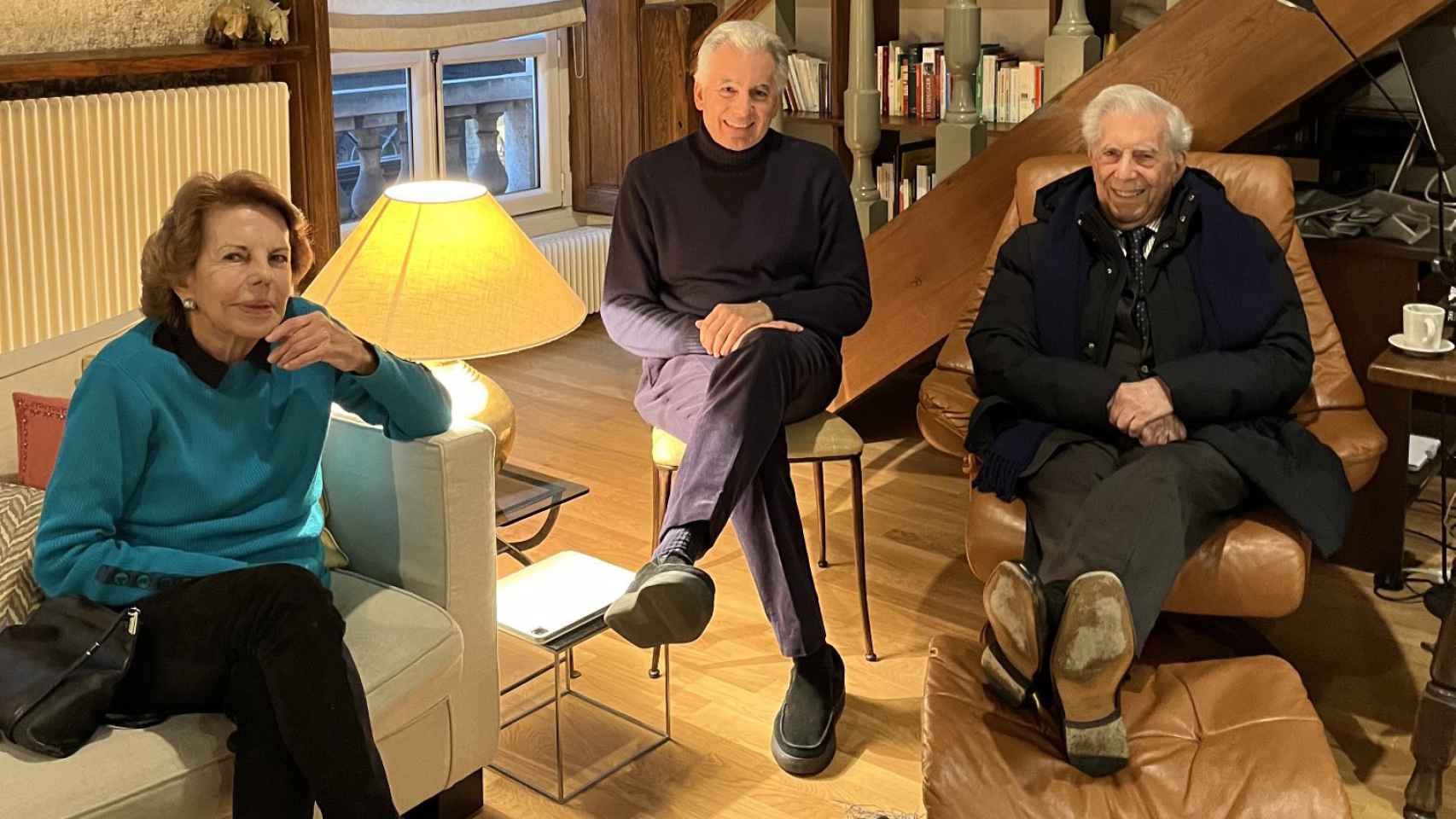 Mario Vargas Llosa junto a su hijo Álvaro Vargas Llosa y su ex mujer Patricia Llosa en París