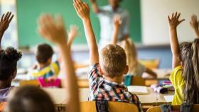 Niños responden en una clase de la Comunidad Valenciana.