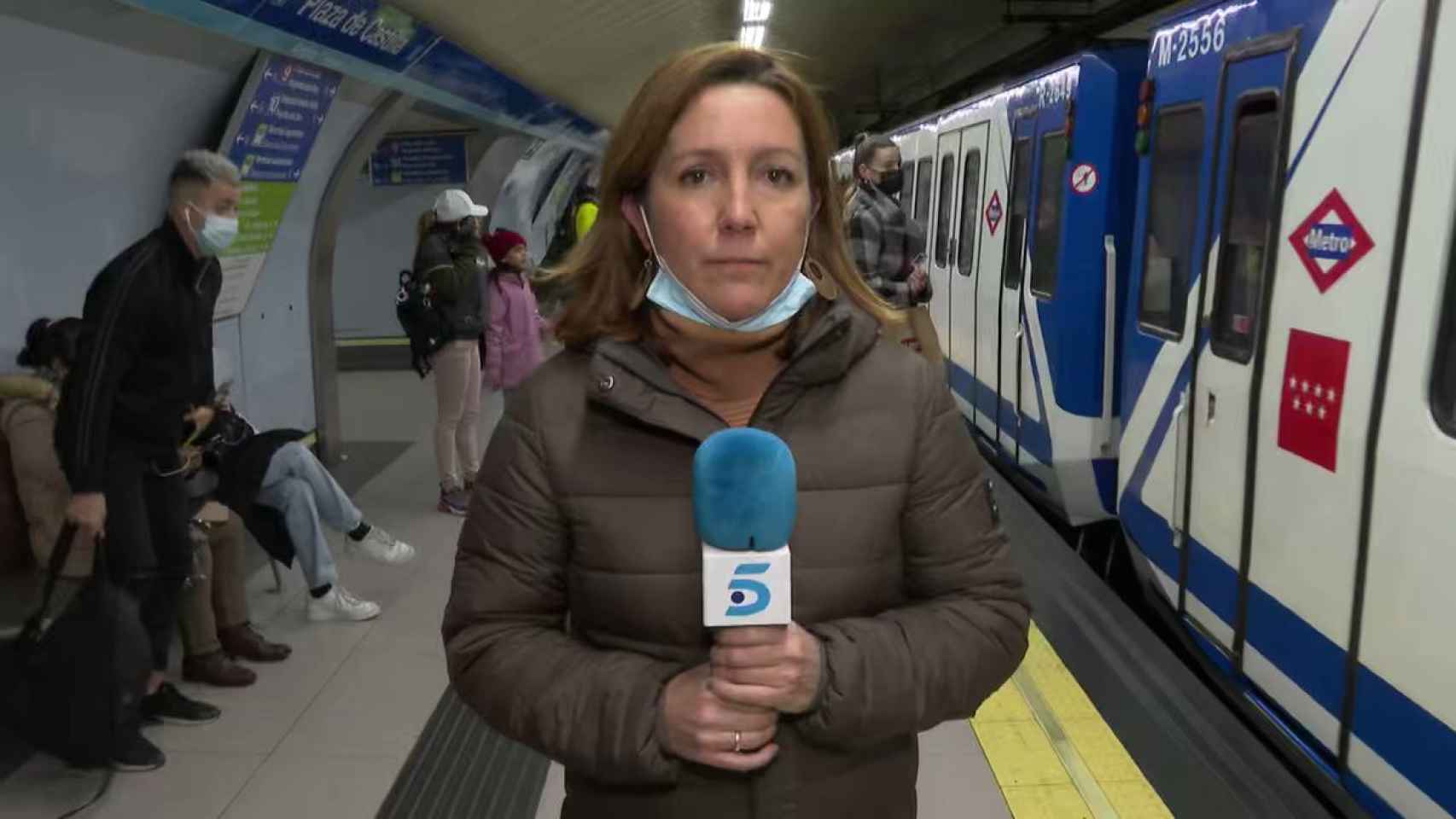 Una reportera de Telecinco comparte su divertido momento mientras grababa una noticia en el metro
