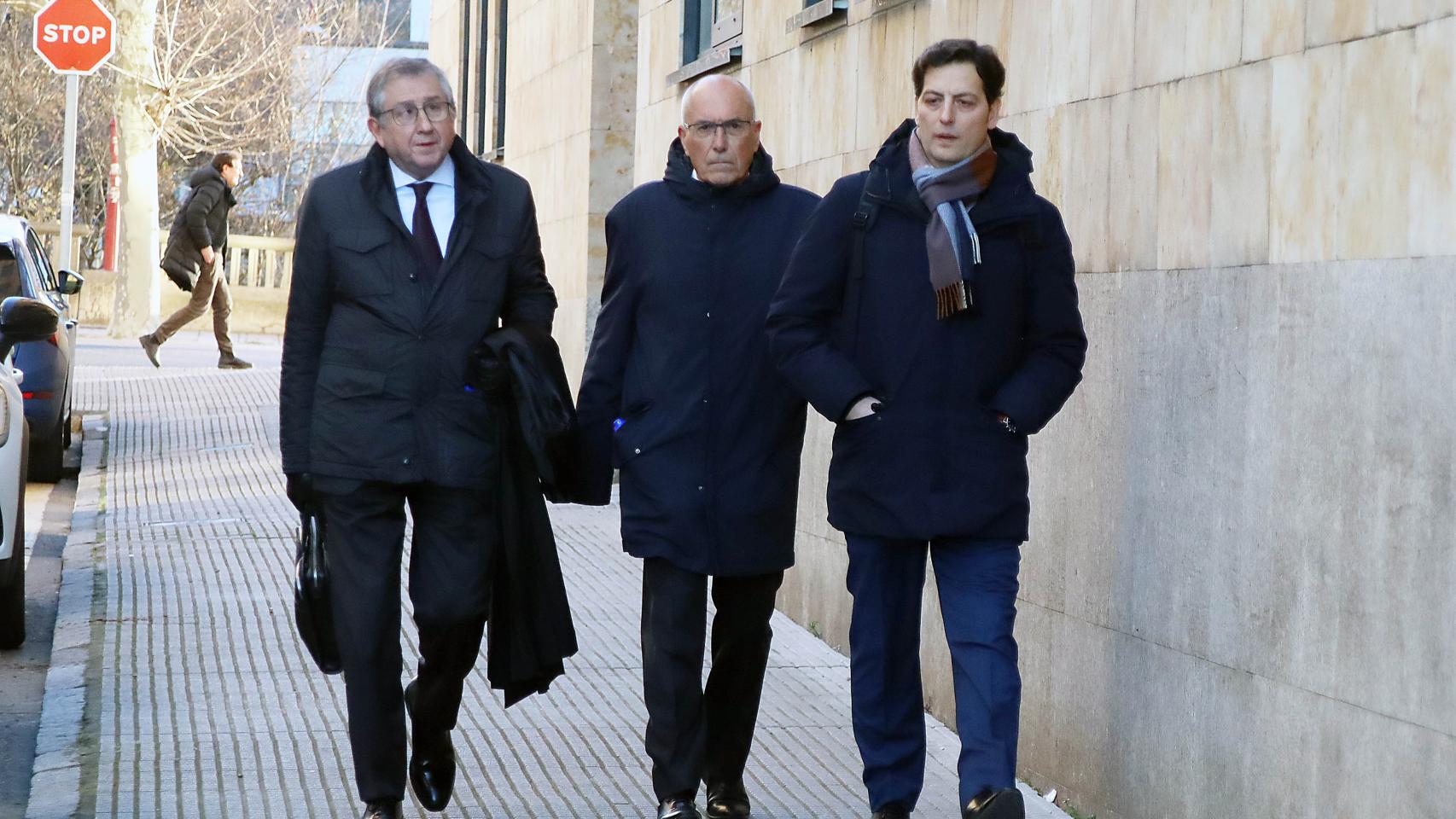 El director de la mina de la Hullera, Mario Calvo, a la entrada junto a sus abogados