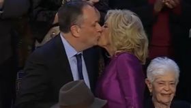 El beso viral de Jill Biden y el marido de Kamala Harris en el Congreso: el vídeo