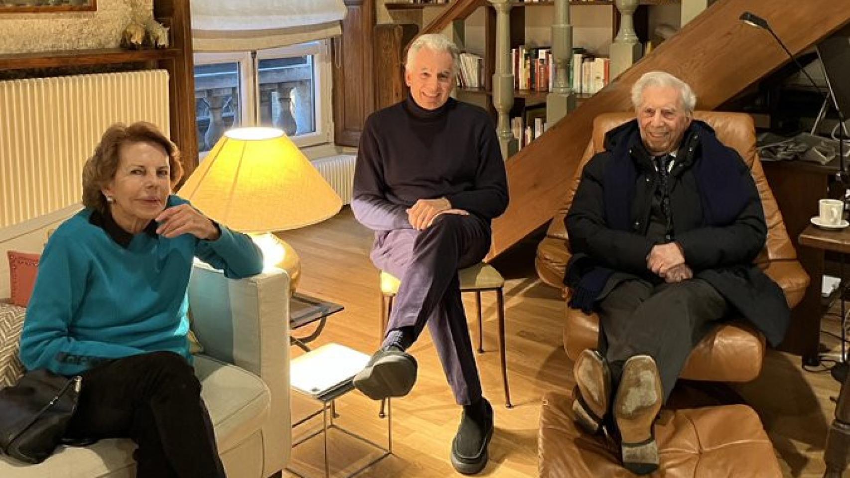 Vargas Llosa y su exmujer, Patricia, en París junto a su hijo Álvaro.