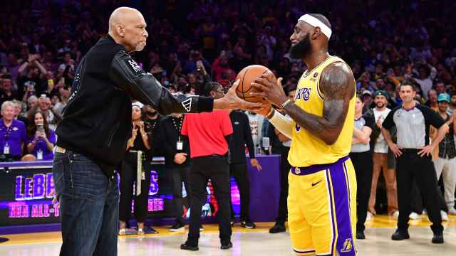 LeBron James recoge un balón de Kareem Abdul-Jabbar tras batir su histórico récord de puntos en la NBA