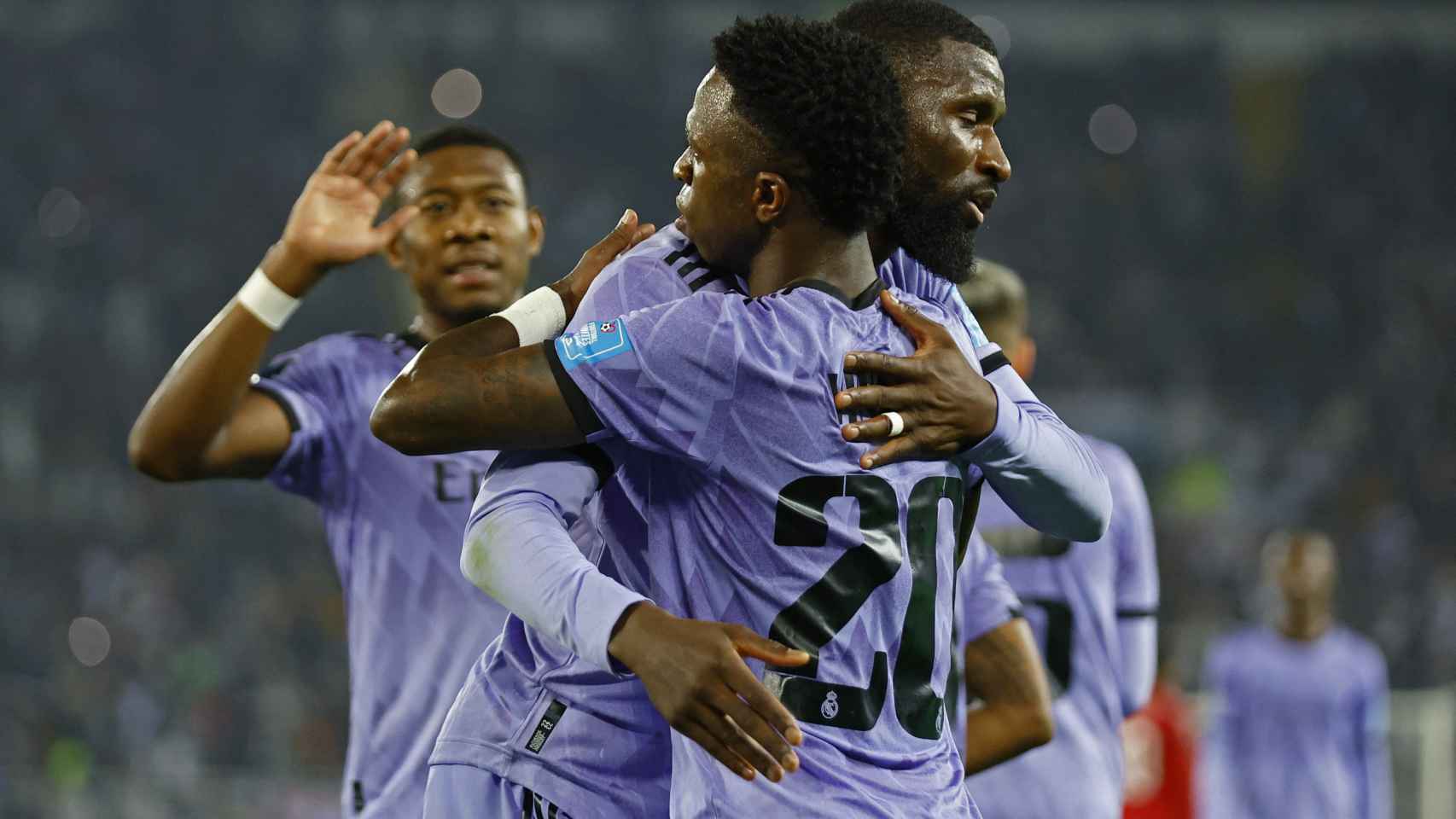 Antonio Rüdiger abraza a Vinicius tras su gol al Al Ahly en el Mundial de Clubes