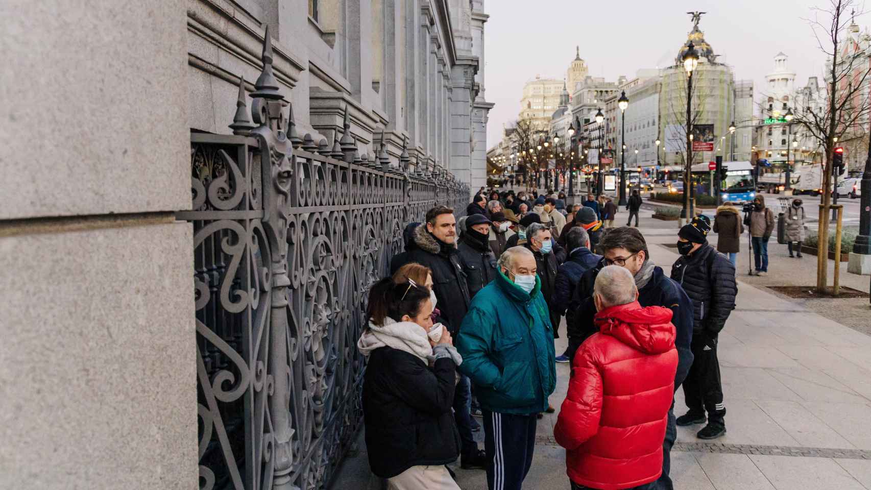 Decenas de personas esperan a las puertas del Banco de España para adquirir letras del Tesoro, en Madrid.