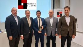 El impulsor de la empresa ganadora junto a los miembros del Foro.