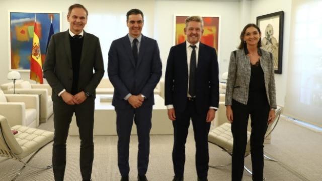 El presidente de Volkswagen, Oliver Blume; el presidente del Gobierno, Pedro Sánchez; el presidente de Seat y de ANFAC, Wayne Griffiths; y la ministra de Industria, Comercio y Turismo, Reyes Maroto.