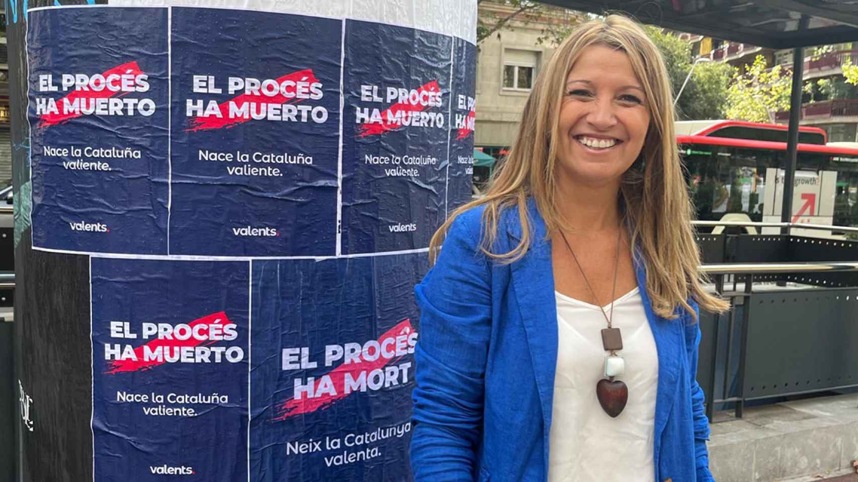 La presidenta de Valents, Eva Parera, posa frente a unos carteles de su partido en Barcelona.