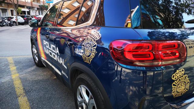 Un vehículo de la Policía Nacional interviene en una operación en Valencia.