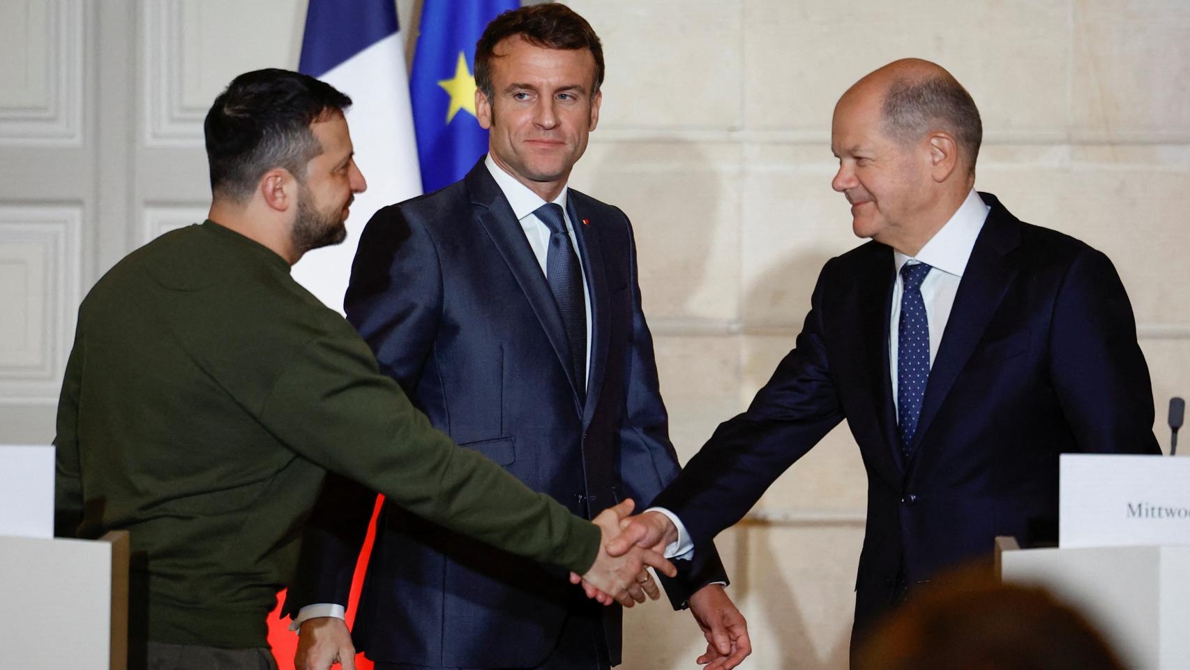 Macron watches as Zelensky and Scholz shake hands during the press conference at the Elysée.