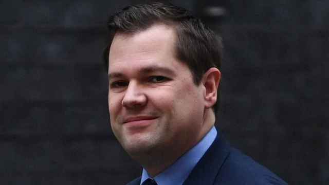 El ministro de Inmigración de Reino Unido, Robert Jenrick, acude a una reunión en Downing Street.