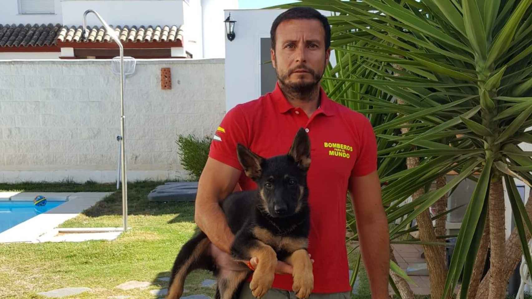 Eugenio, en su casa con Heya de cachorrita. Ya había empezado a entrenarla.