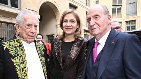 Mario Vargas Llosa posando junto a Juan Carlos I y la infanta Cristina, tras ingresar en la Academia Francesa.