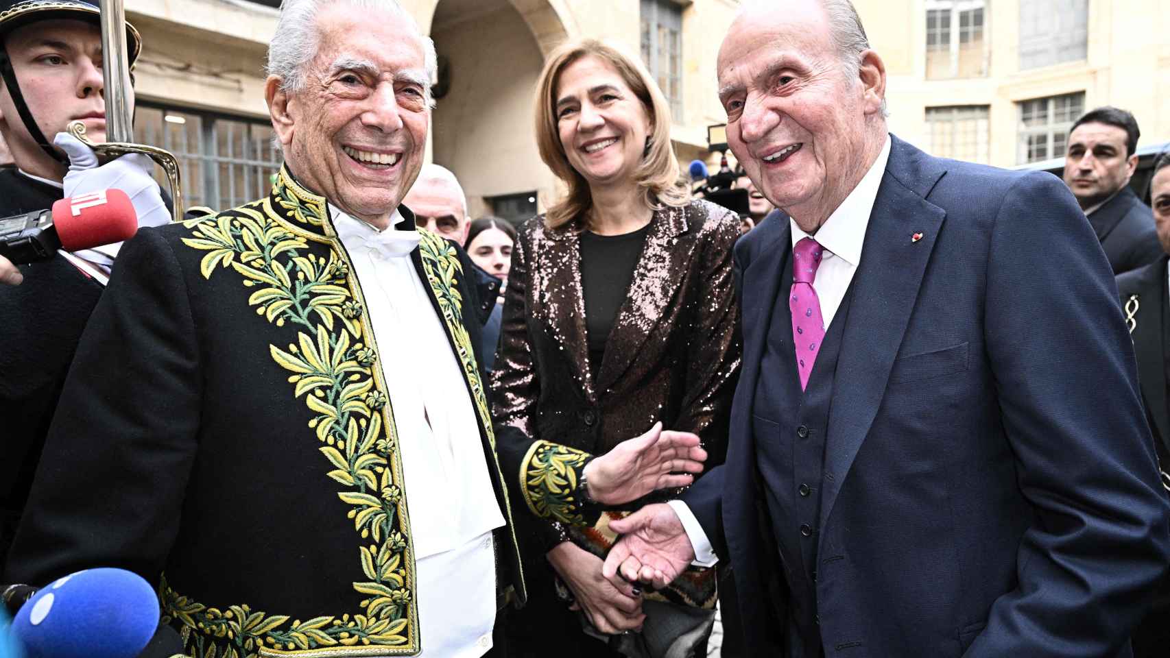 Mario Vargas Llosa, la infanta Cristina y el rey Juan Carlos en París este jueves día 9 de febrero.