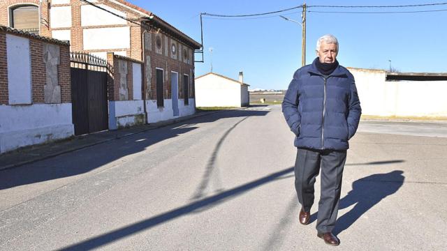 José Nieto Rodríguez, alcalde de Aguasal, con el Ayuntamiento al fondo