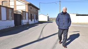 José Nieto Rodríguez, alcalde de Aguasal, con el Ayuntamiento al fondo