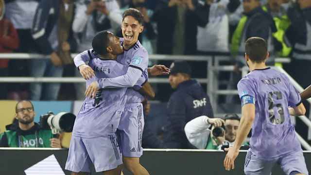 Sergio Arribas celebra con Alaba su gol en el Mundial de Clubes con el Real Madrid