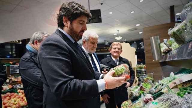 El presidente de la Región de Murcia, Fernando López Miras, este jueves, comprando productos agrícolas regados con agua del trasvase en un supermercado de Berlín.