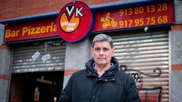 Francisco Javier Ruiz Hernández frente a la Pizzería VK, en Vallecas (Madrid).
