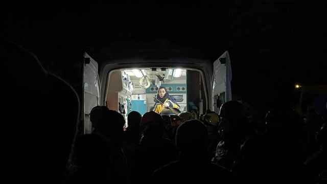 Una ambulancia durante rescate de Ölzme. / Rafa Martí