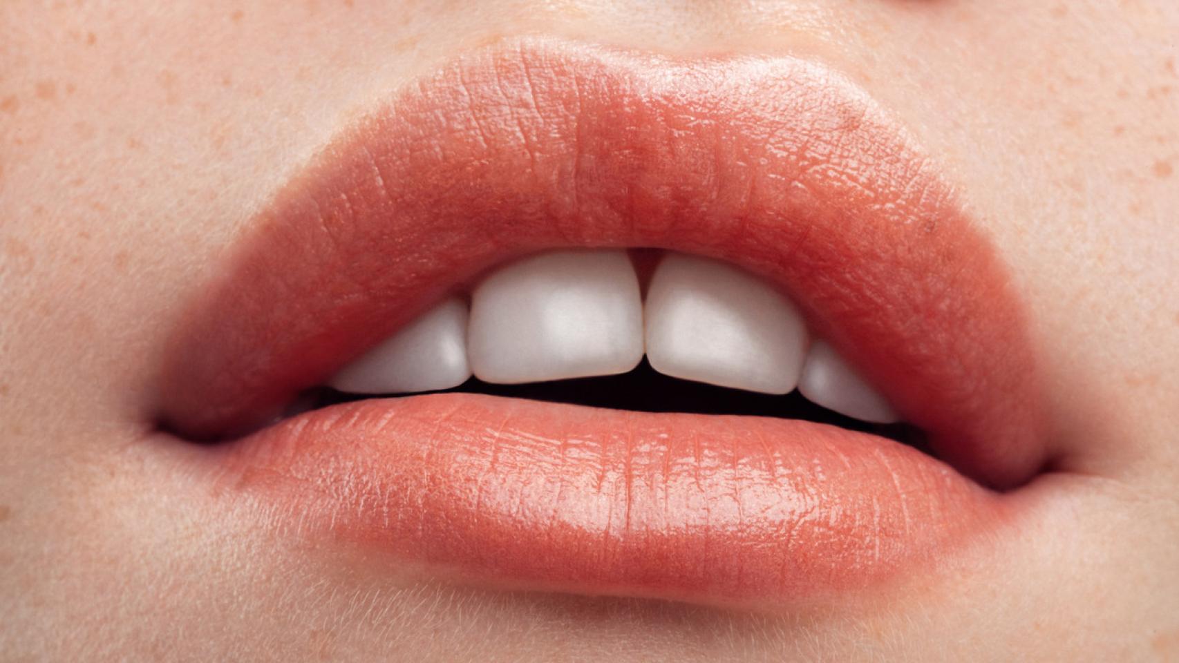 Luce unos labios con más volumen gracias a la técnica 'gym lips