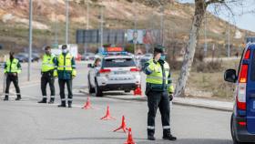 Agentes de la Guardia Civil en la carretera.