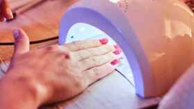 Lámpara UV para uñas.