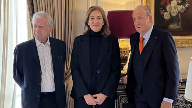 Vargas Llosa con Juan Carlos, Cristina en París.