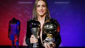Alexia Putellas junto a su Premio The Best y al Balón de Oro