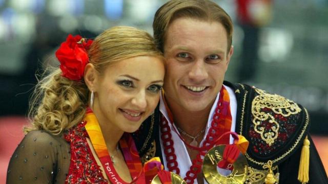 El patinador ruso Roman Kostomarov junto a su compañera Tatiana Navka