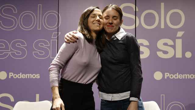 Ione Belarra junto a Irene Montero en un acto de Podemos.