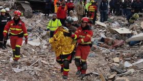 Momento del rescate de uno de los menores este viernes en Nurdagi, al sudeste de Turquía y una de las ciudades más afectadas por el terremoto.
