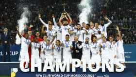 El Real Madrid, recibiendo el título de campeón del Mundial de Clubes