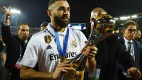 Benzema presume del trofeo tras ganar el Mundial de Clubes.