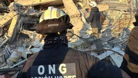 Bombero de Acción Norte en la zona del terremoto