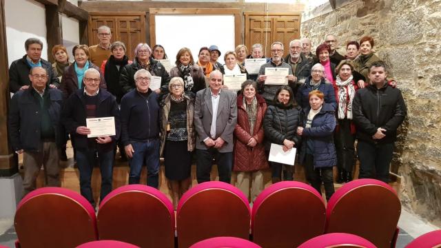 Antonio Rodríguez y José Fernández con los alumnos del aula Uned Senior Puebla de Sanabria.