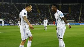 Ceballos y Vinicius celebran el quinto tanto del Real Madrid.