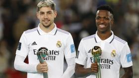 Vinicius y Valverde posan con el trofeo del Balón de Oro y Plata en el Mundial de Clubes.