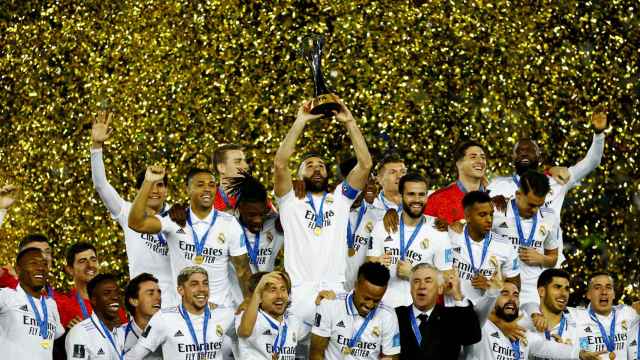 Benzema levanta el título de campeón del Mundial de Clubes.