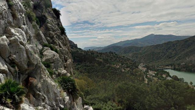 Muere una mujer al caerle una piedra en la cabeza cuando se disponía a hacer escalada en Álora