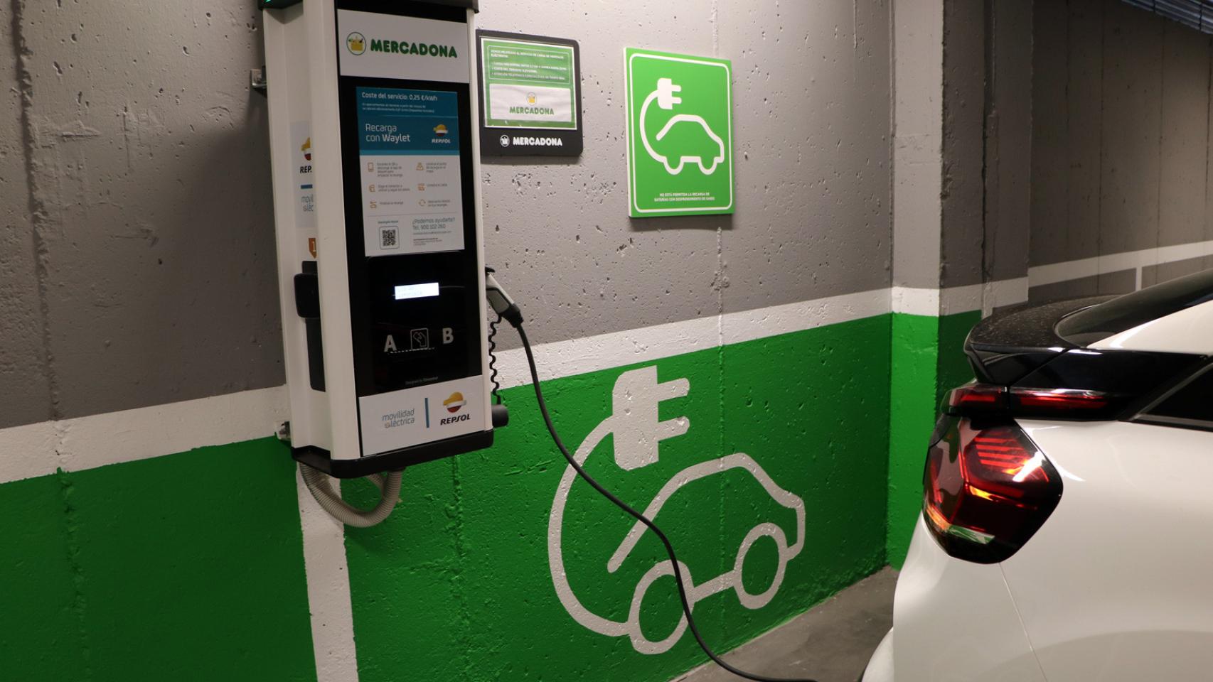 Cargamos un coche eléctrico mientras hacemos la compra en Mercadona