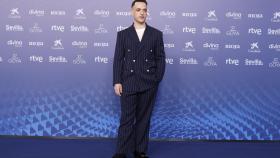 El cantante C. Tangana, posa en la alfombra azul antes de la entrega de premios.