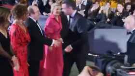 Pedro Sánchez saluda con dos besos también a Miquel Iceta en la Gala de los Goya.