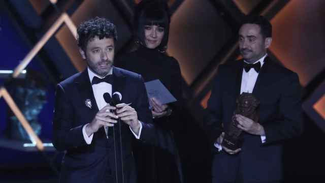 Rodrigo Sorogoyen recibe uno de los nueve premios cosechados por 'As bestas'