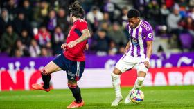 Gonzalo Plata encara a Juan Cruz durante el partido disputado en el José Zorrilla.