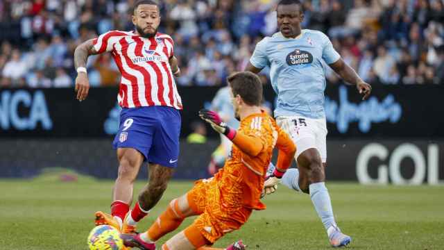 Depay realiza un disparo a puerta en el Celta - Atlético de Madrid.