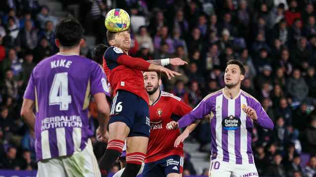 Torró despeja el balón ante de la presencia de jugadores rivales en Real Valladolid - Osasuna de la 2022/23.
