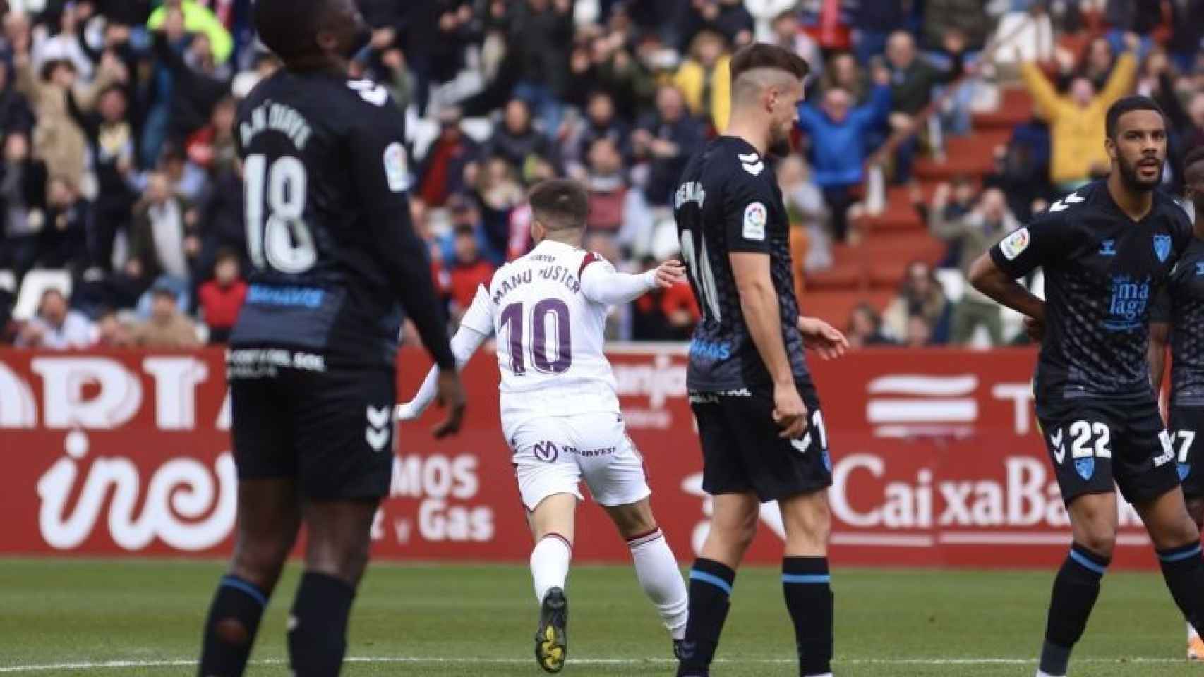 Los jugadores del Málaga CF se lamentan tras un gol del Albacete.