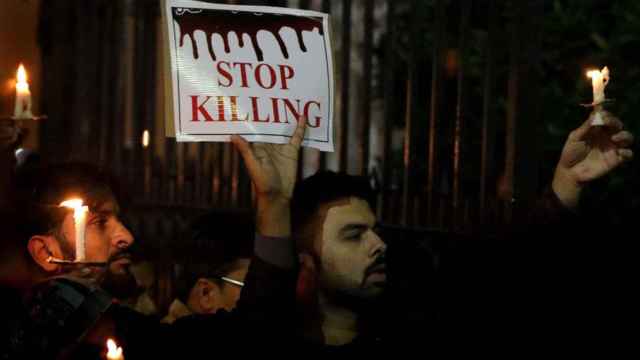 Manifestantes en Pakistán pidiendo el fin de la violencia en el país